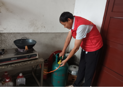 服务在网格 为民办实事——大由乡网格员五月动态 专项整治‘牛皮癣’ 美化家园显成效